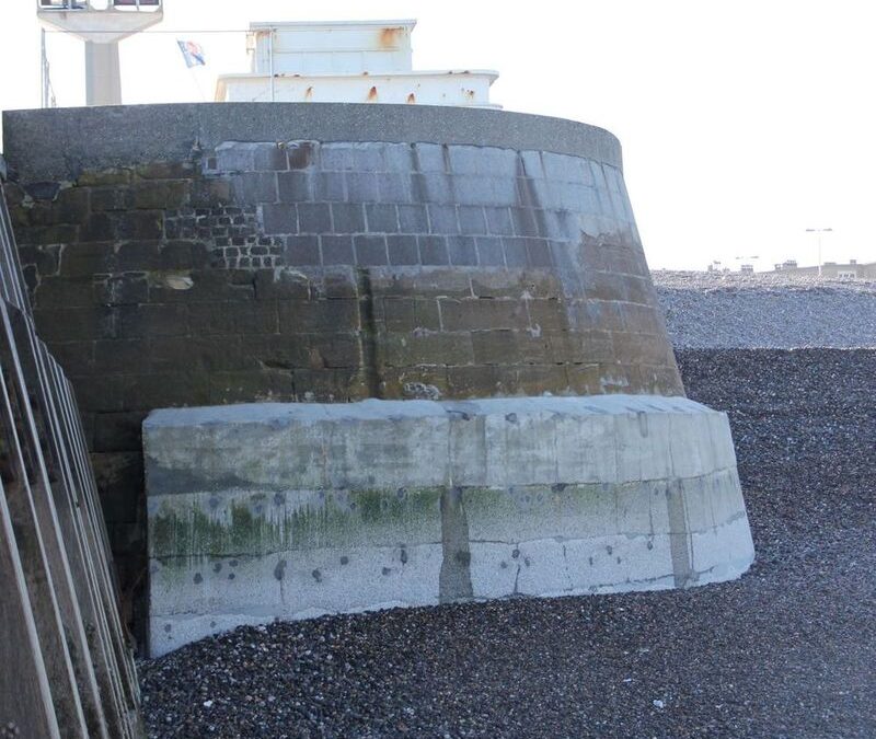 Travaux de maçonnerie sur le musoir et l’estacade de l’ancienne jetée Ouest.